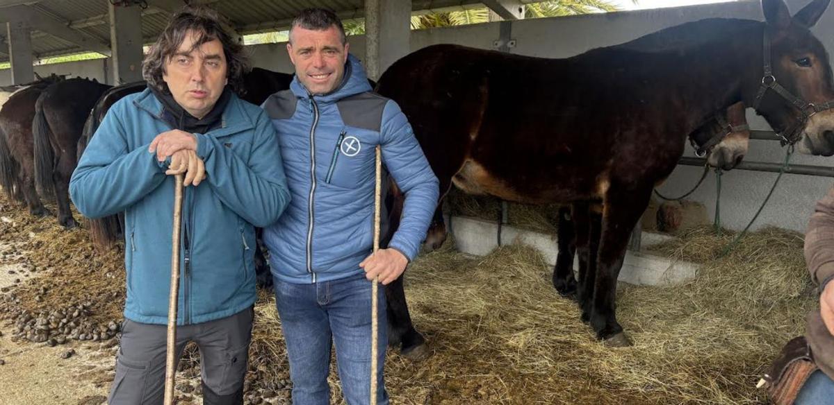 Gerardo Sanz, a la izquierda, con el ganadero Rubén Parrondo, de Cangas del Narcea. | J. A. O.