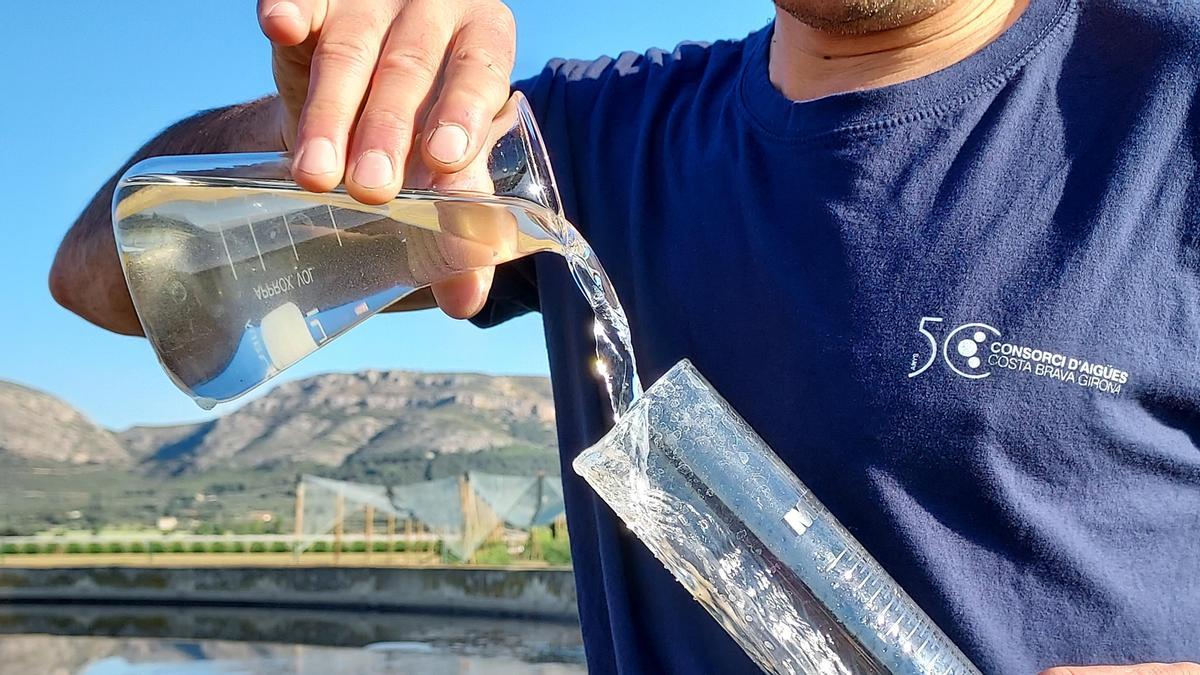 Labores de saneamiento de aguas residuales en la Costa Brava.