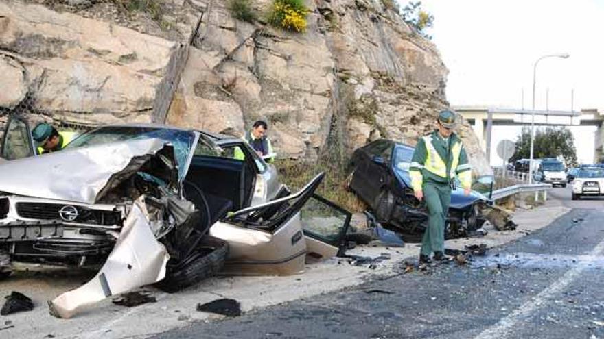 Estado en el que quedaron los dos coches implicados en el siniestro.