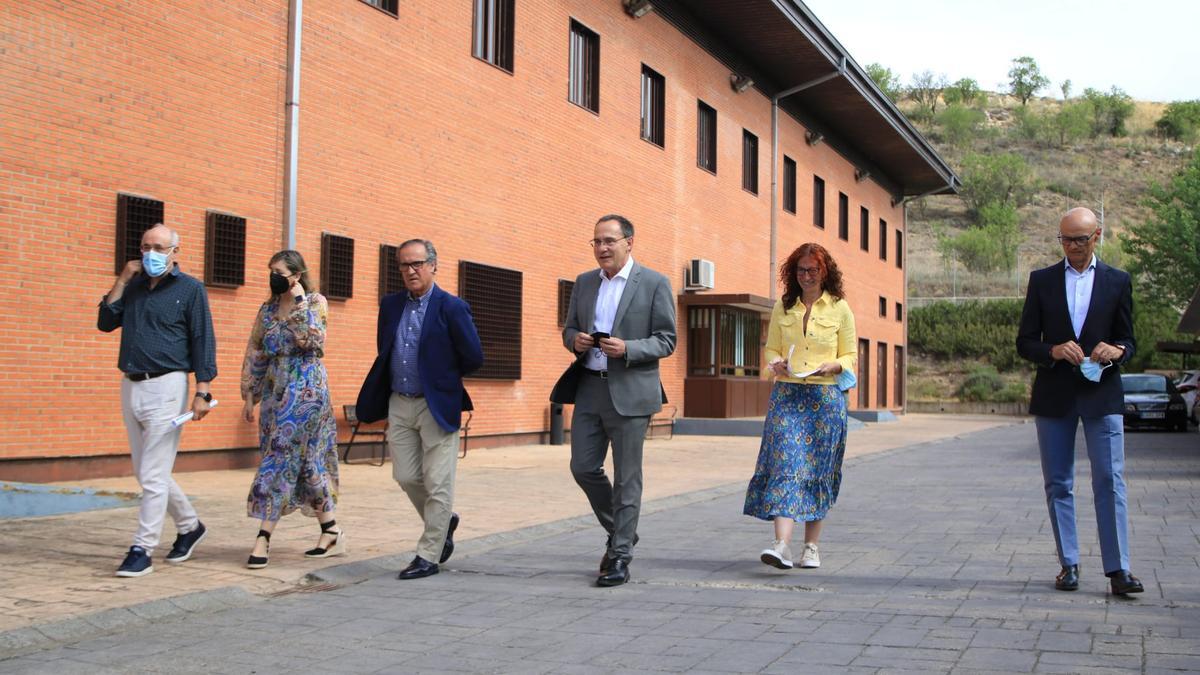 El subdelegado del Gobierno central en Zamora, Ángel Blanco, junto al director del CIS, Carlos García, y la subdirectora, Maria Tostado