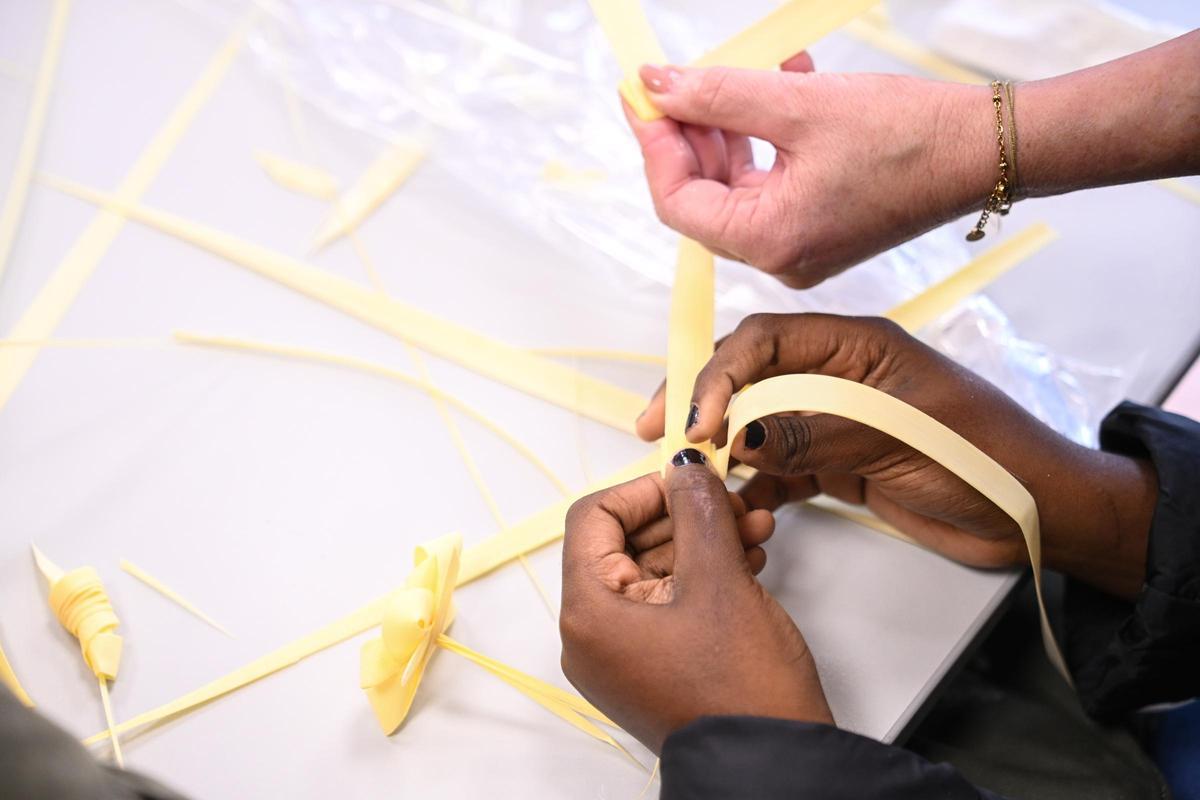Caritas Elche organiza un taller de palma blanca con el fin de recaudar fondos con unas 7000 solapas para domingo de ramos Caritas Elche organiza un taller de palma blanca con el fin de recaudar fondos con unas 7000 solapas para domingo de ramos