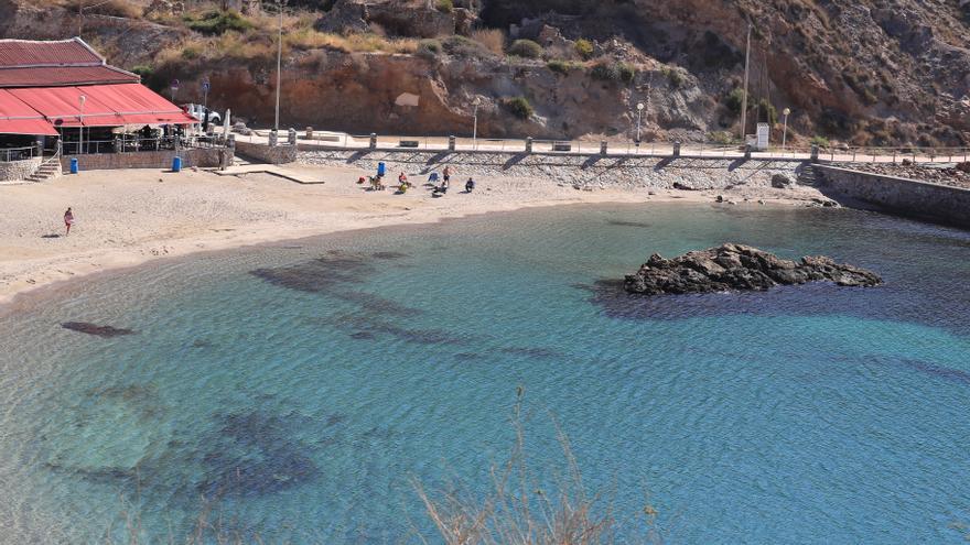 Los chiringuitos de Cala Cortina y El Portús, cerrados por un informe negativo