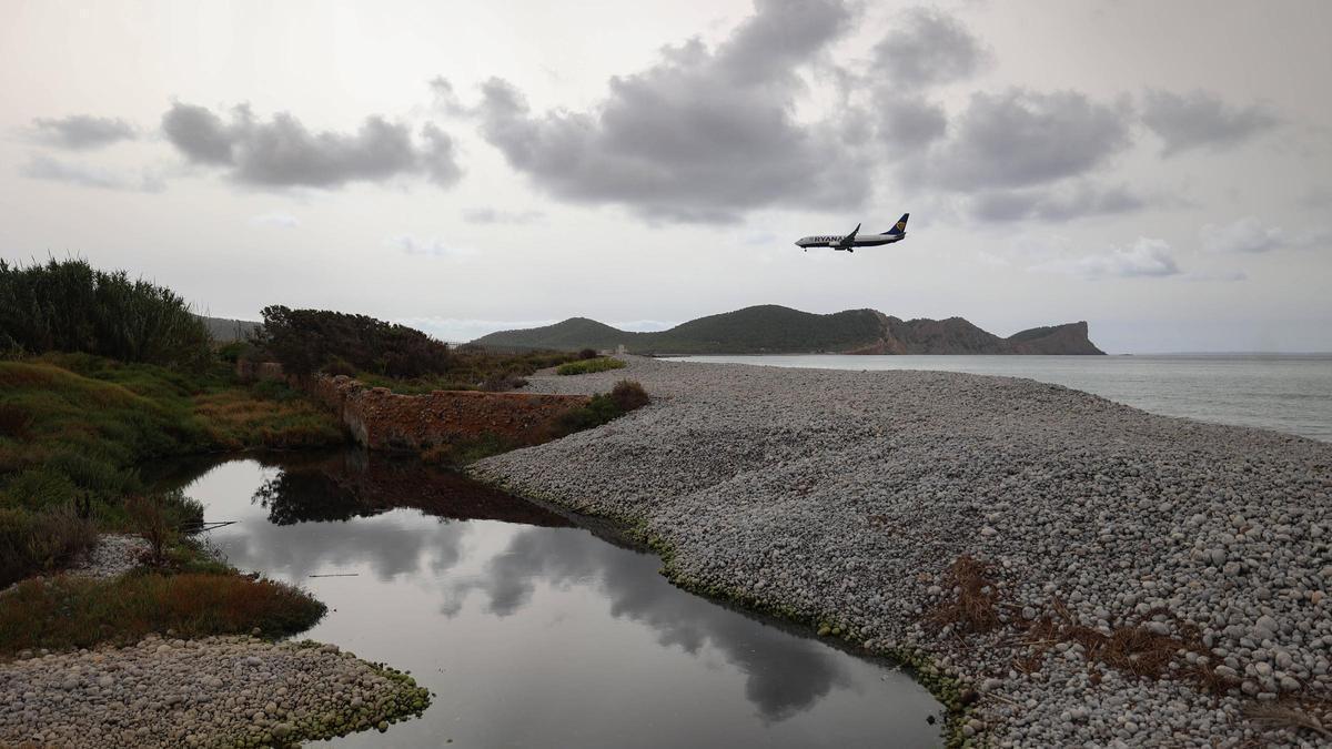 El vertido, en pleno Parque Natural de ses Salines, llega hasta la playa de es Codolar, próxima al aeropuerto.