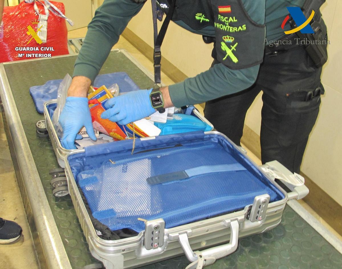 Maleta con doble fondo en la que el detenido trató de introducir la droga.
