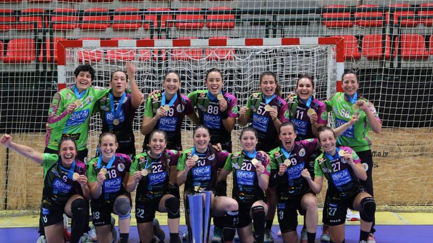 La plantilla del Rincón Fertilidad, con el trofeo de la EHF European cup.