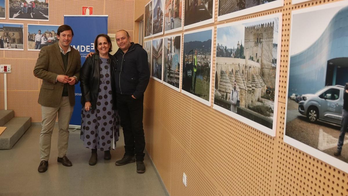 La presidenta del Imdeec, Blanca Torrent, en la inauguración con la muestra 'Córdoba emprende', junto al autor, Rafael Carmona (derecha)