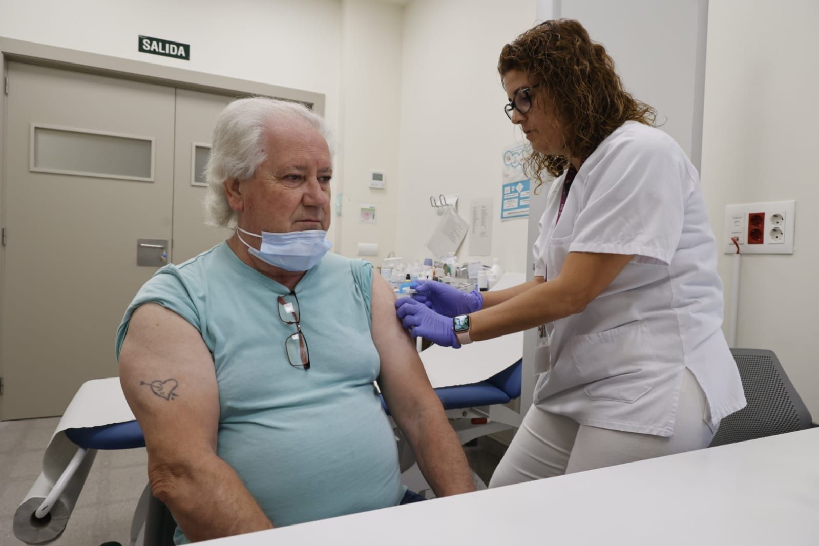 La campaña de vacunación 2023-2024 contra la gripe y la covid-19 arranca inmunizando a los más vulnerables