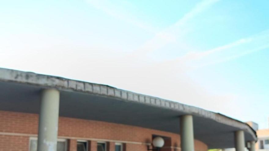 La Pobla de Farnals revisa el CEIP Cervantes tras la caída de cascotes en el gimnasio