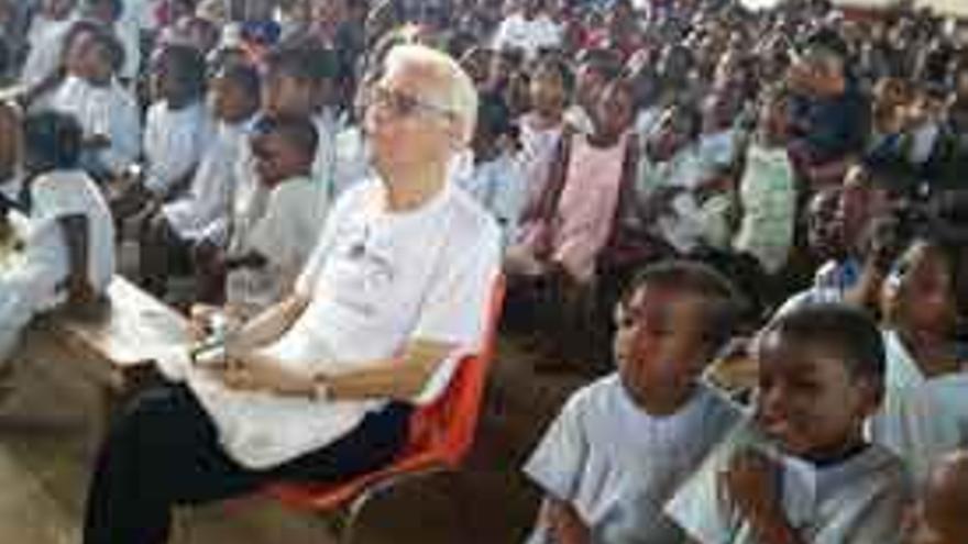 José Gangoso rodeado de niños en Malabo.