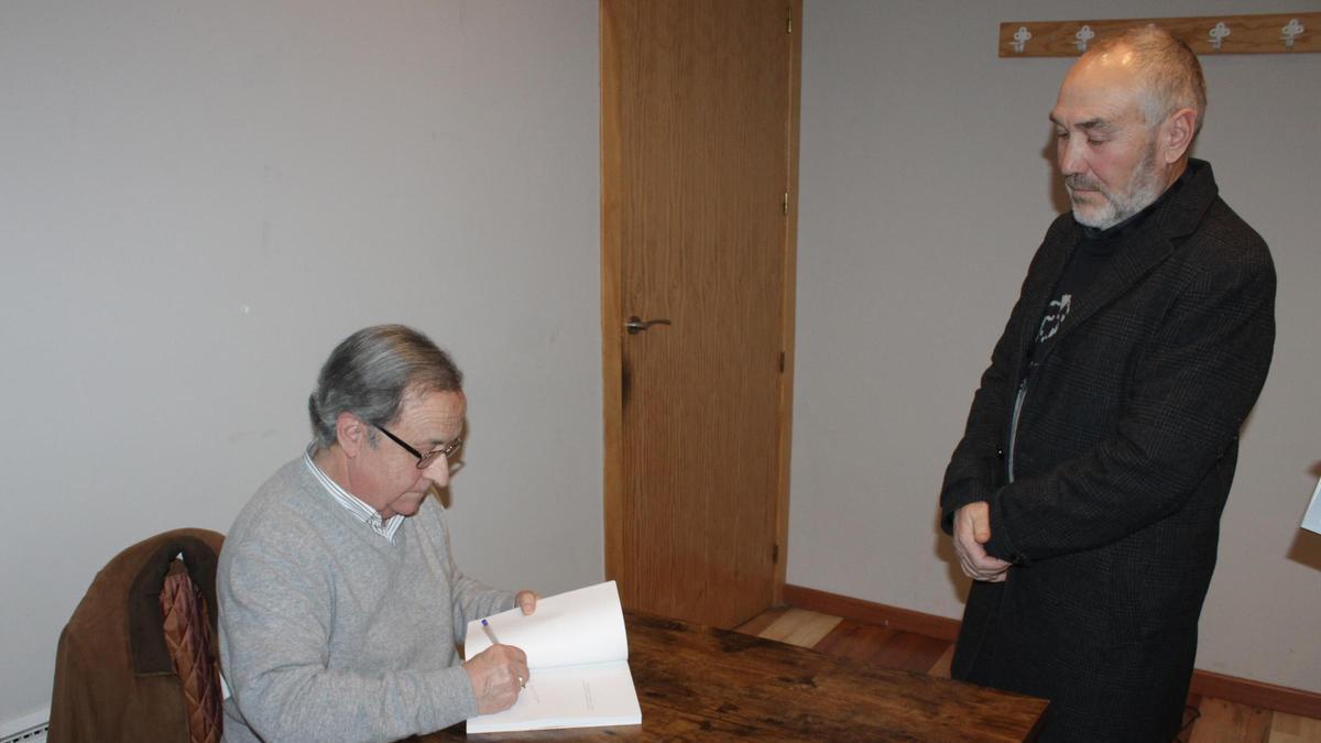 Miguel Forcada firma su libro a uno de los asistentes a la presentación.