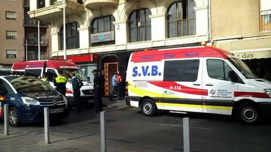 La ambulancia. momentos antes de llevarse al herido.