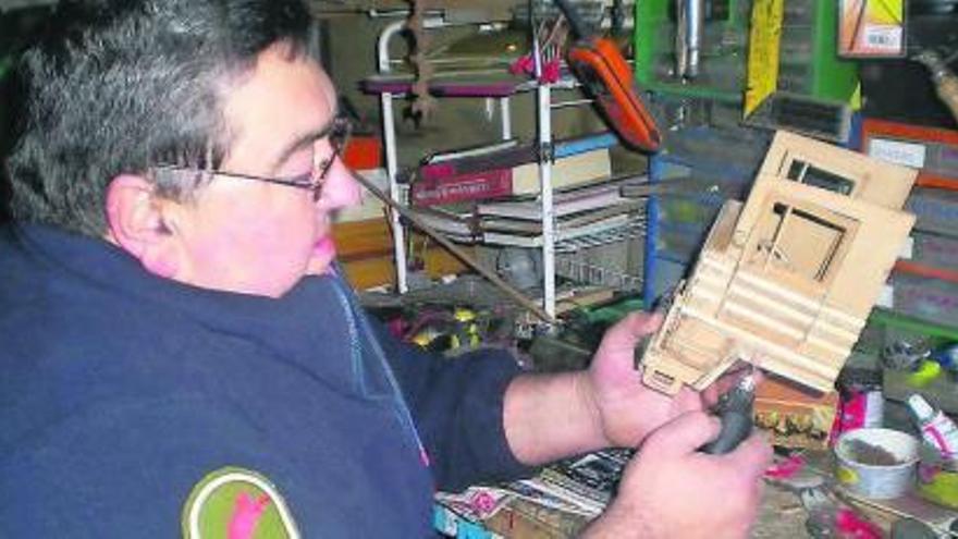 José Luis Riesgo, trabajando en una de sus maquetas.