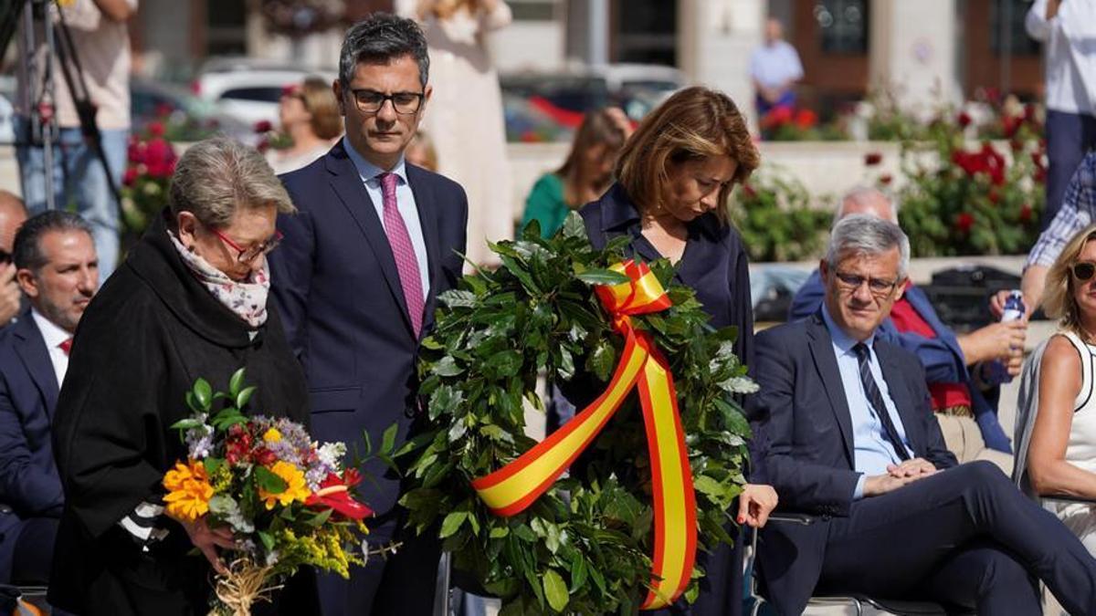 La ministra de Transportes, Raquel Sánchez, y el ministro de la Presidencia, Félix Bolaños, en el acto homenaje a las víctimas españolas del nazismo el pasado 3 de mayo en los jardines del complejo madrileño de Nuevos Ministerios. Junto a ellos Concha Díaz Berzosa, vicepresidenta de la Amical Mauthausen.