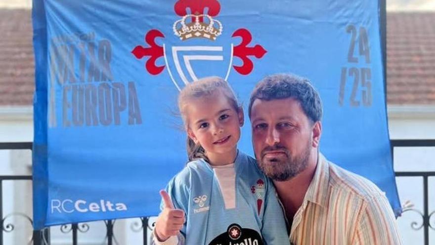 El alcalde de Taboada muestra los regalos que le manda al Celta y deja en suspense el contenido de su carta dirigida a Marían Mouriño
