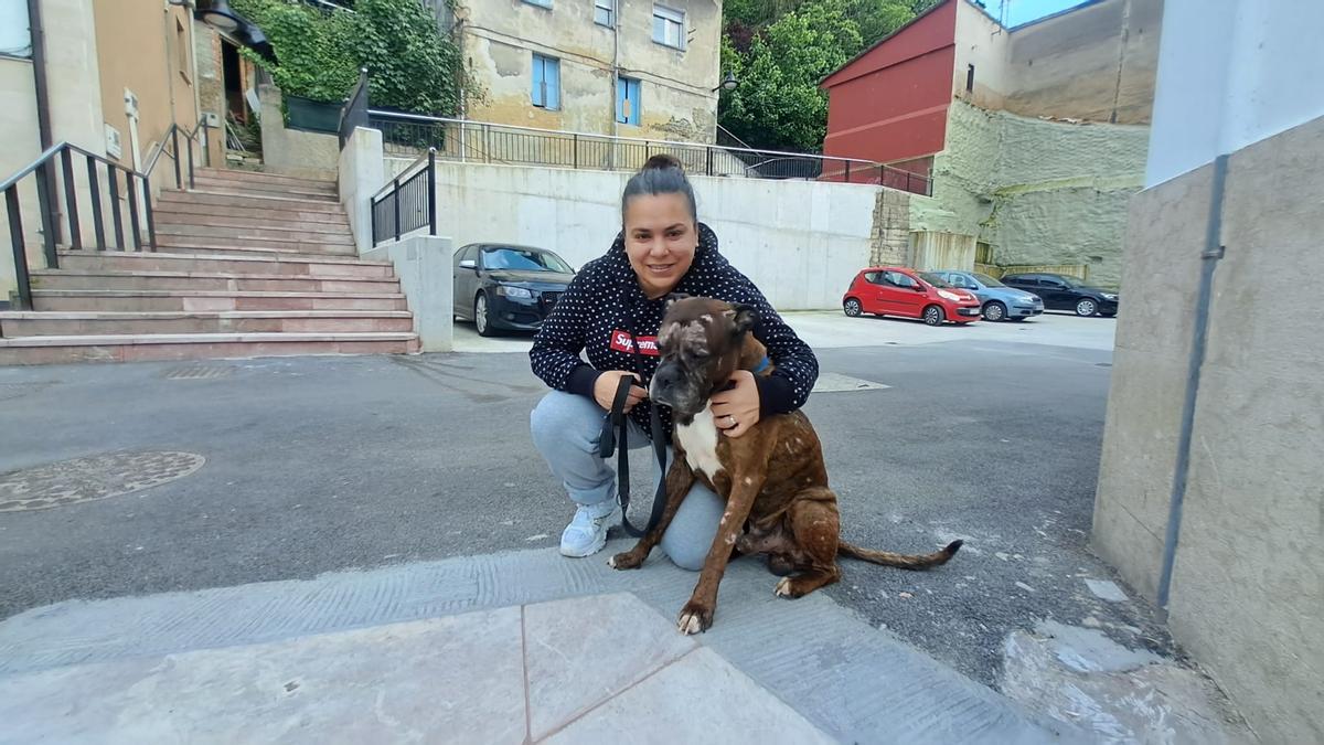María Fernández, junto a su perro Bayron, en Mieres.