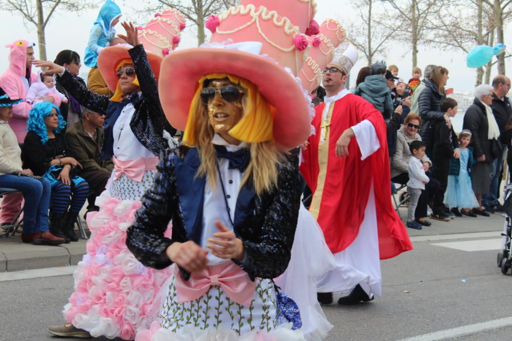 Roses viu un carnaval pletòric de gent i bon temps