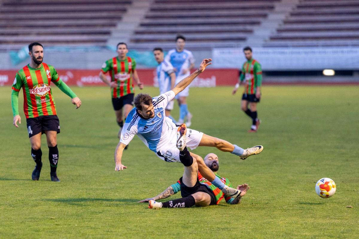 Parapar recibe la entrada de Borja Miguez en el duelo entre Compos y Villalbés en San Lázaro.