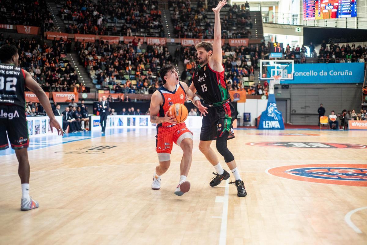 Caio Pacheco entra a canasta encimado por Pablo Hernández.