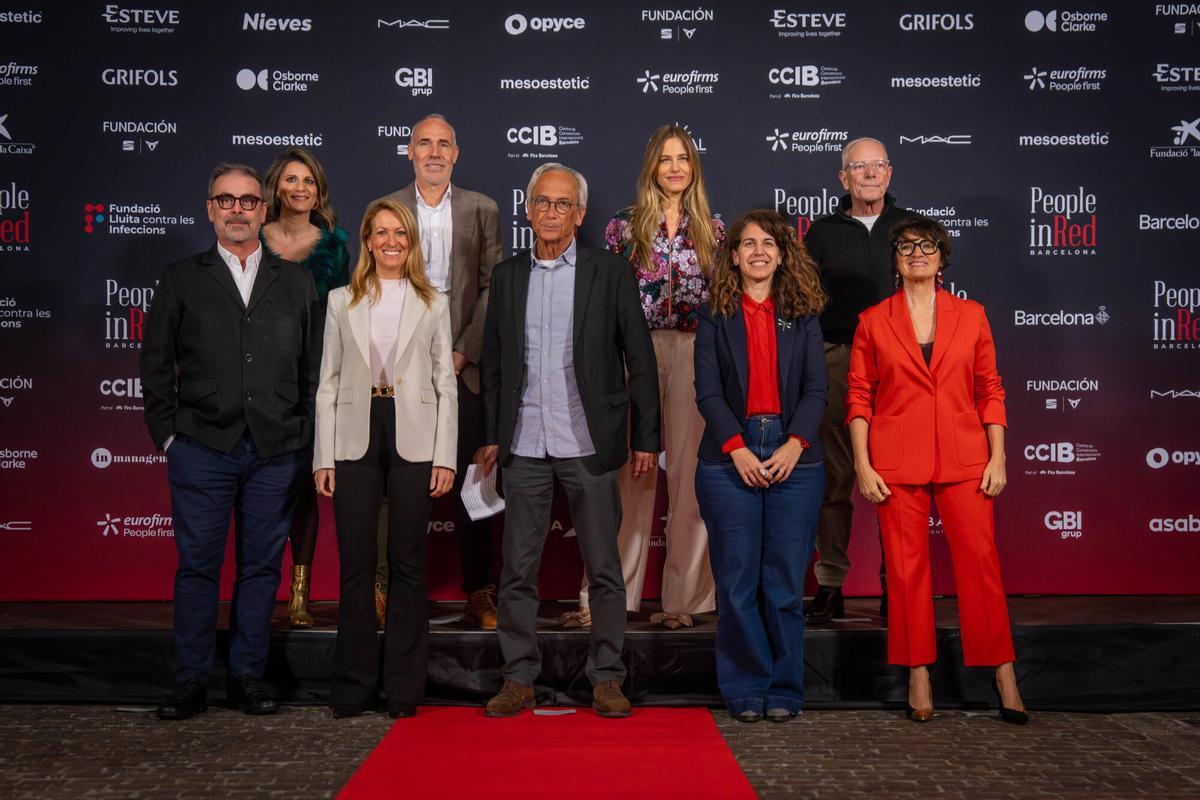 Foto de familia de la gala solidaria People in Red Barcelona, con el doctor Clotet, en el centro.