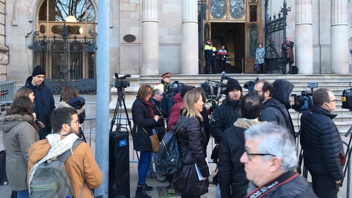 Expectacion por parte de los medios de comunicacion ante la Audiencia de Barcelona a la espera de la sentencia del caso Palau de la Musica