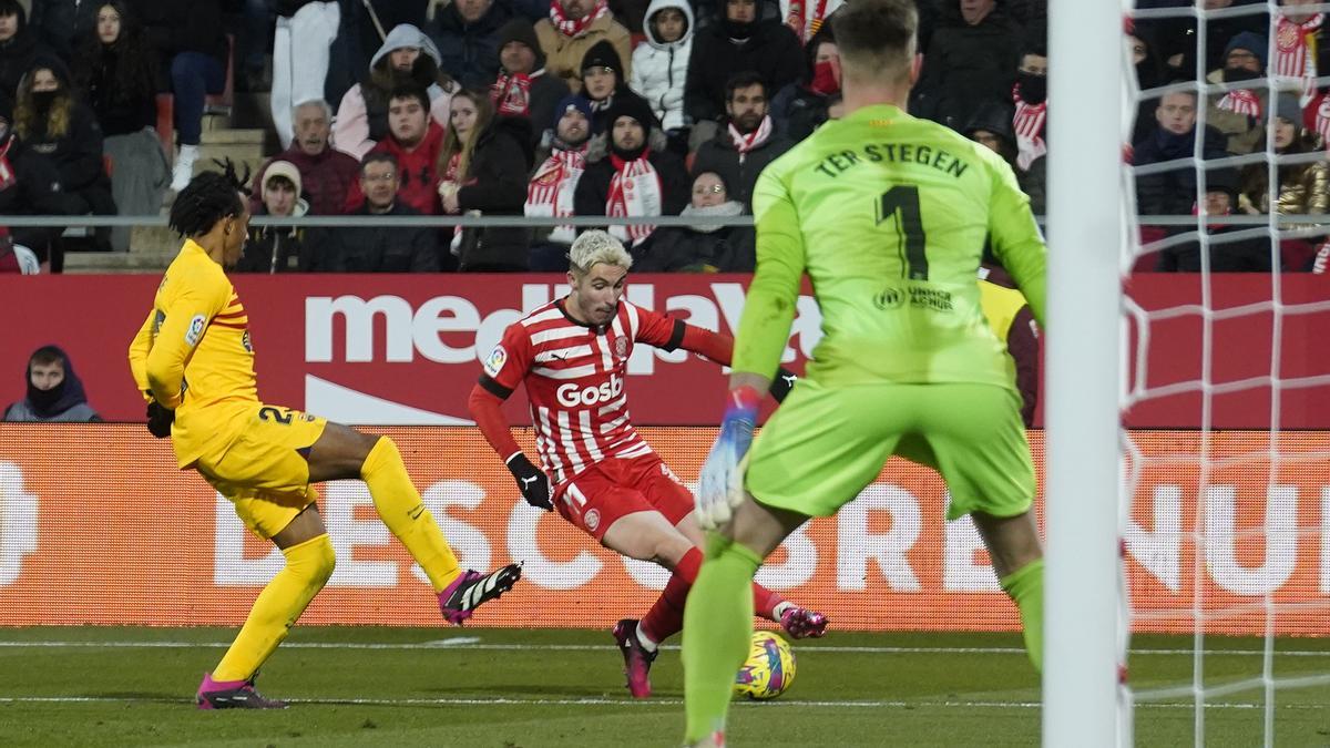 Valery s'apropa a la porteria de Ter Stegen contra el Barça.