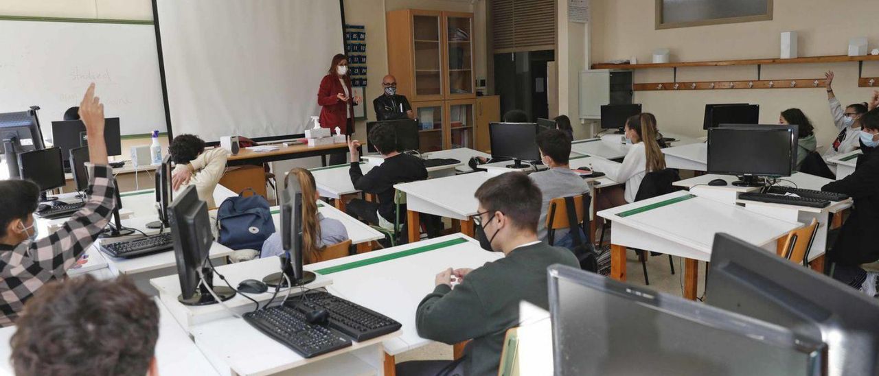 Alumnos de Bacharelato no Politécnico de Vigo, con Carme Adán e Francisco Castro.