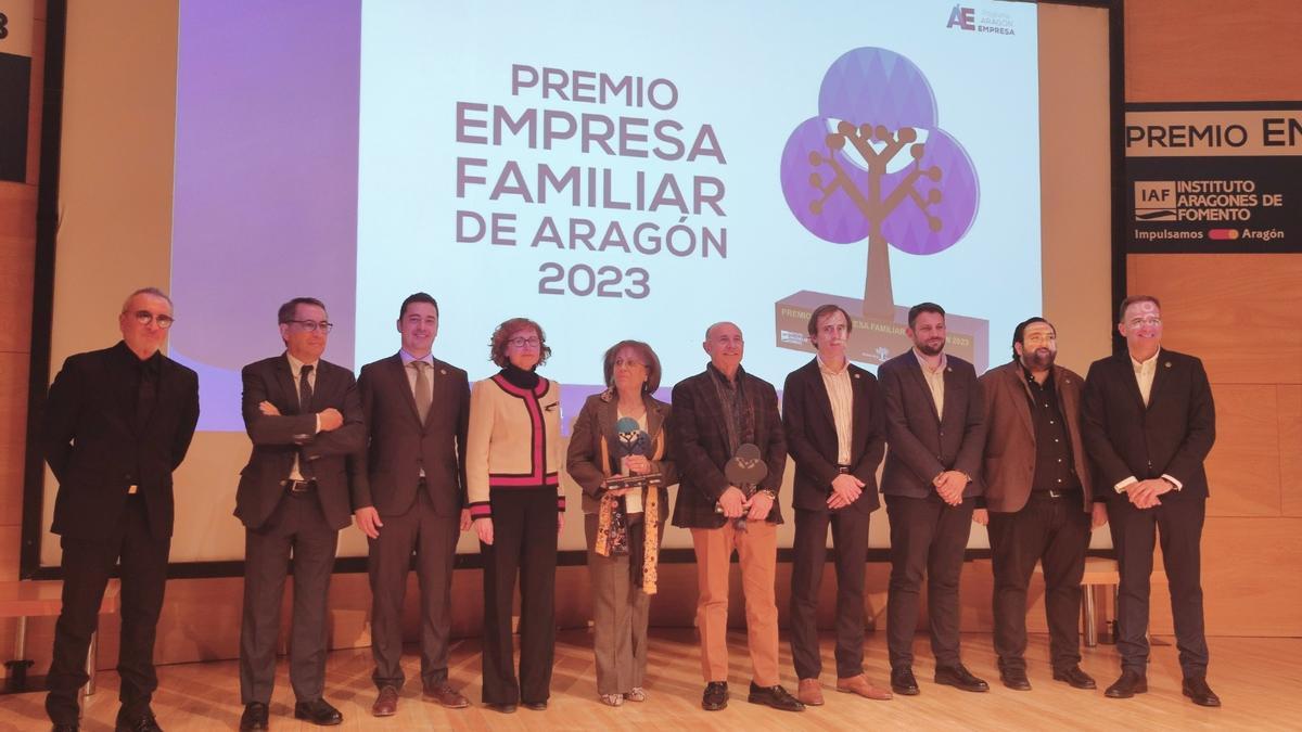 Los premiados en la gala de la AEFA posan en una foto de familia.