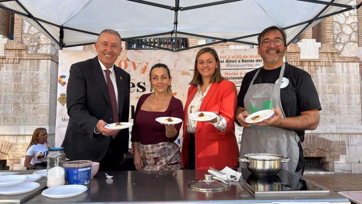 Vicent Sales y Arantxa Miralles, con participantes en esta iniciativa.