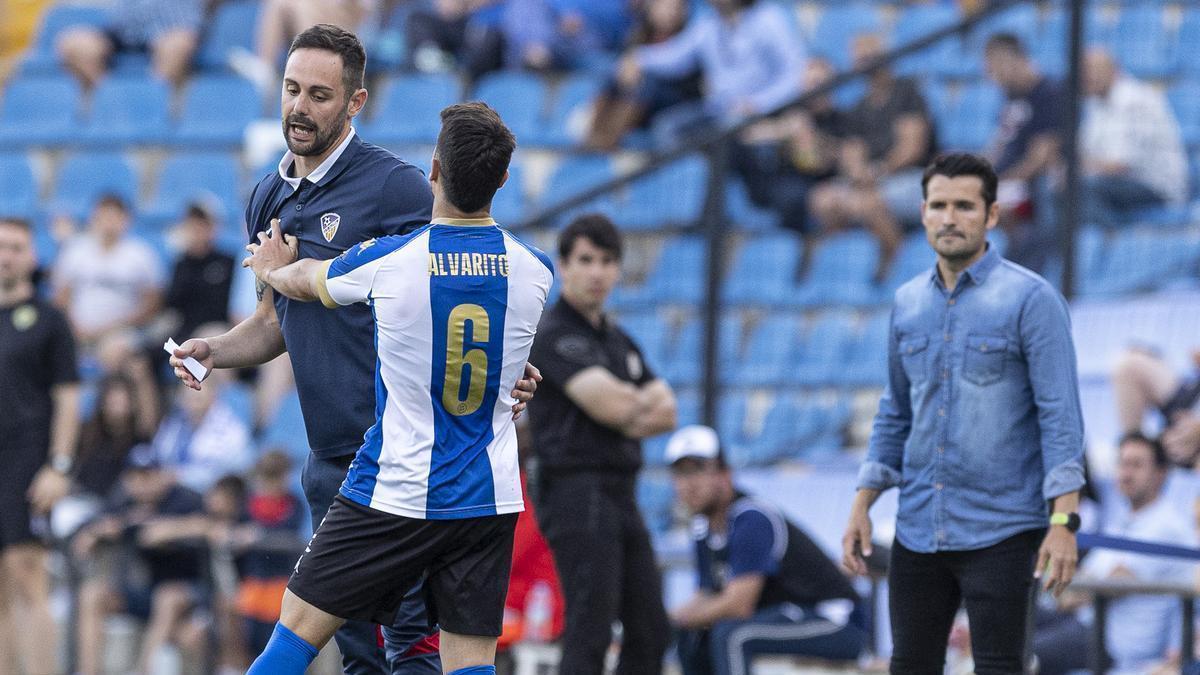 Lolo Escobar, en segundo plano, observa el encontronazo de Alvarito con el técnico del Alzira.