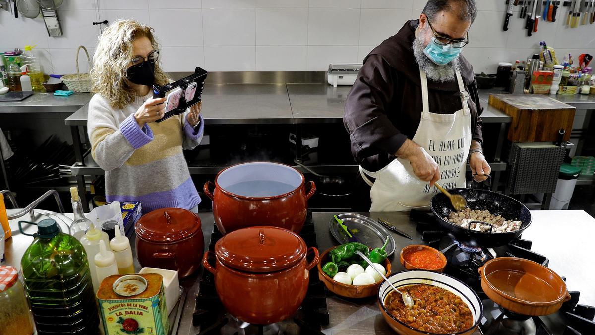 Fray Ángel en la cocina del Monasterio de Santo Espíritu.