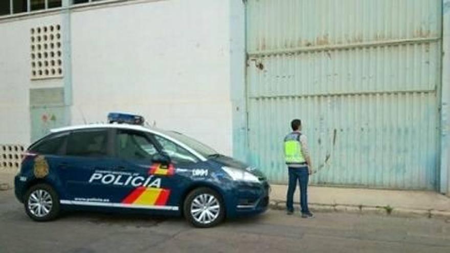 Dos arrestados por robar 50.000 € en pieles en una nave de Carrús