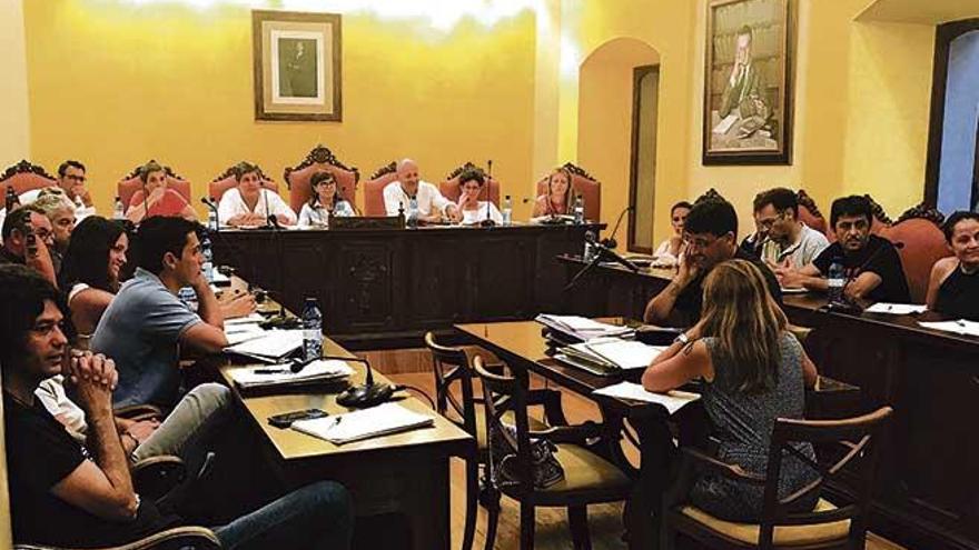 En el pleno del lunes intervino el gerente de la SAM, Francesc Grimalt (al lado de la secretaria).