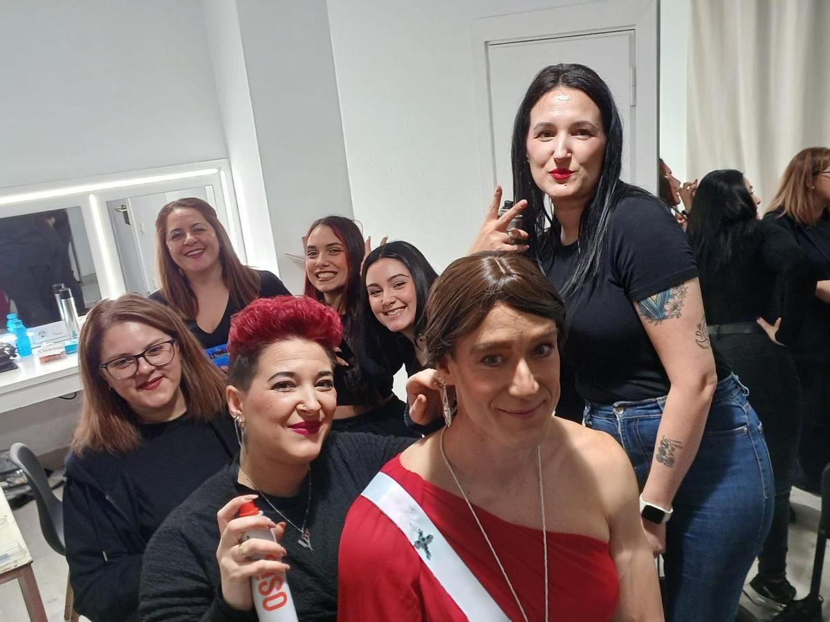 El equipo de Barroso Estilistas en el camerino con Dani, componente de Los Chungos.
