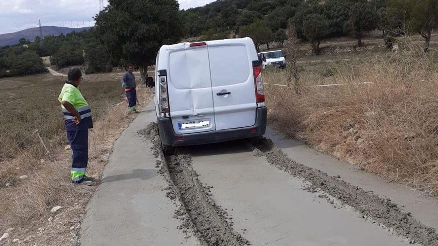 Curioso incidente en un camino recién hormigonado entre Xiva de Morella y Forcall