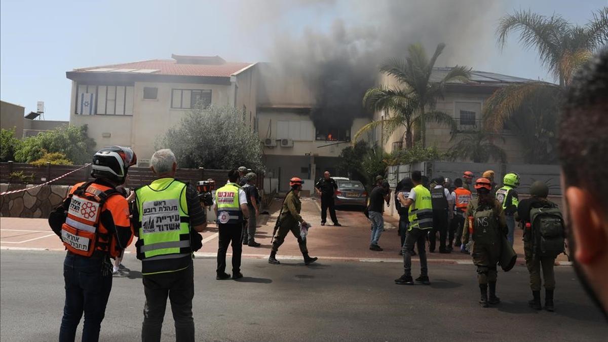 Un cohete lanzado desde Gaza impacta en una casa en la ciudad israelí de Ashdod.