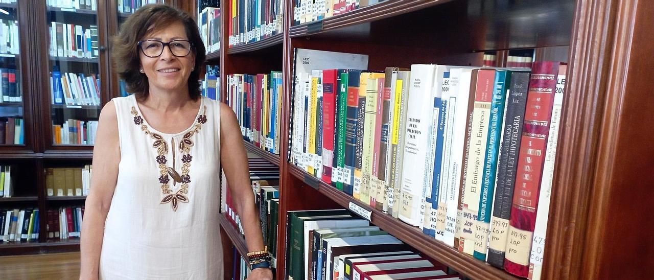 Alicia López, bibliotecaria del Colegio de Abogados desde 1990, en un rincón del fondo moderno de la biblioteca.