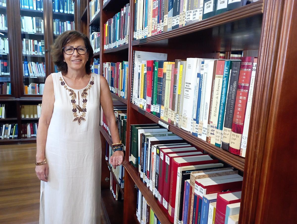 Alicia López, bibliotecaria del Colegio de Abogados desde 1990, en un rincón del fondo moderno de la biblioteca.