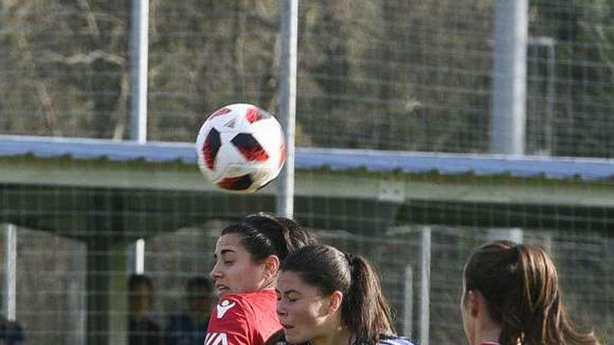 María Méndez disputa un balón en un partido con el Oviedo.