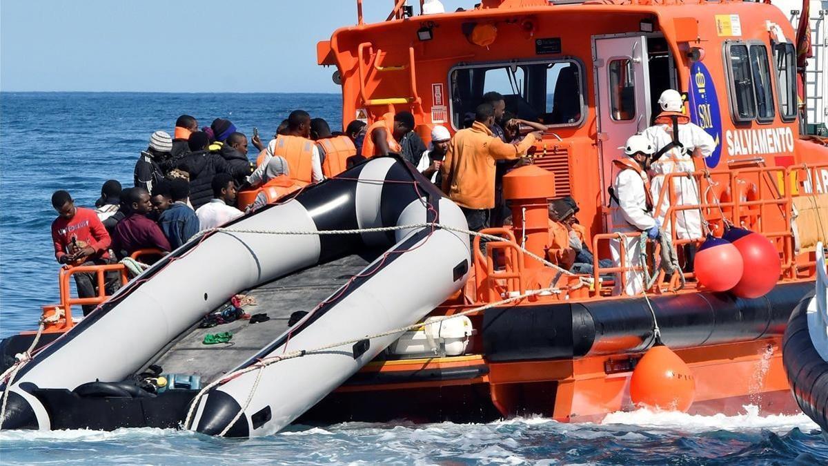 Rescatadas 33 personas de una patera que se dirigía a España