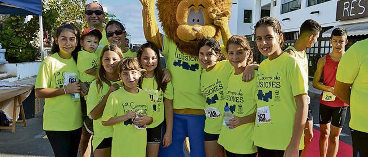 Elsa Espino y Miguel Delgado junto a sus hijos y otro grupo de niños que sumaron a la fiesta solidaria.