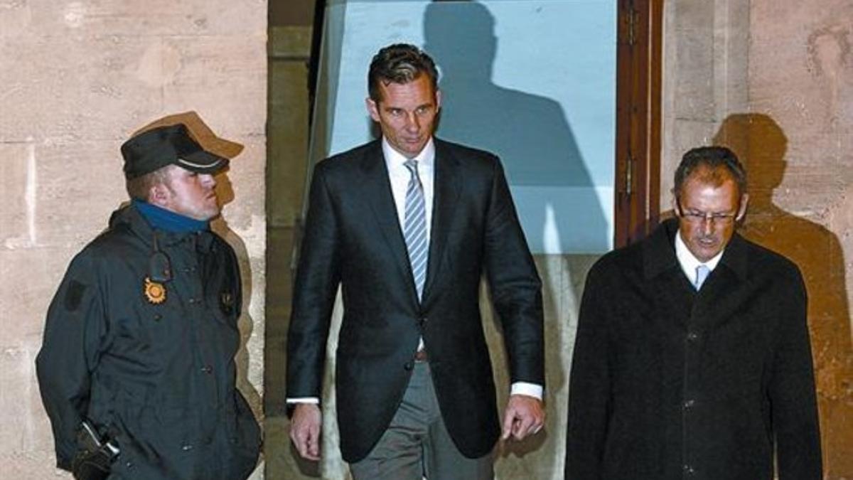 Urdangarin y su abogado, Mario Pascual Vives, salen de los juzgados de Palma, el 25 de febrero del 2012.