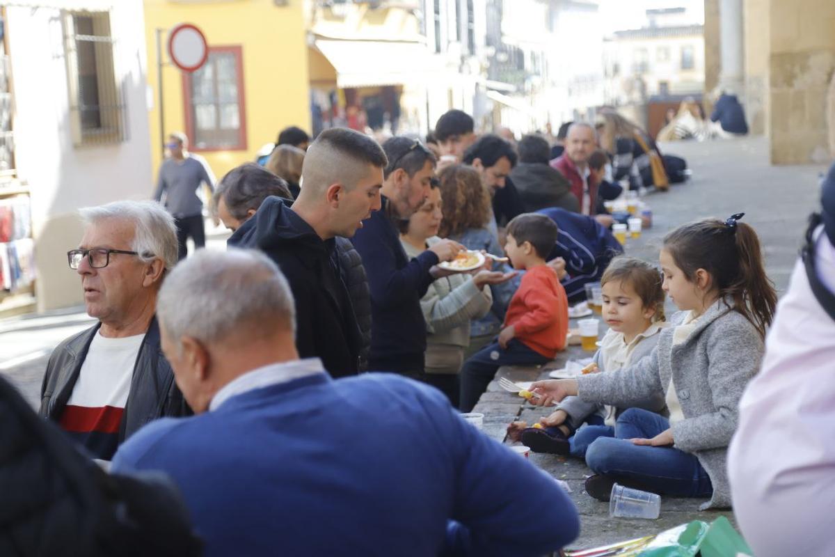 Turistas disfrutan de la tortilla del bar Santos.