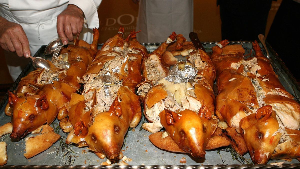Un cocinero parte cuatro cochinillos en un restaurante de Segovia.