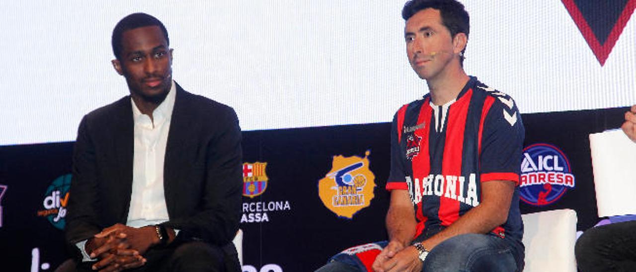 Beaubois (izq.), que será baja en la Supercopa, junto al exciclista Joseba Beloki en la presentación de la Liga Endesa.