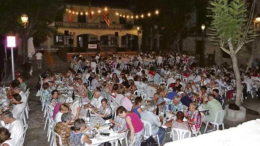 Cena a favor de la parroquia en Montuïri