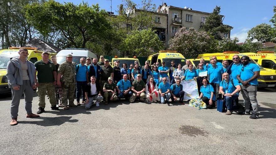 Voluntarios junto a las ambulancias.