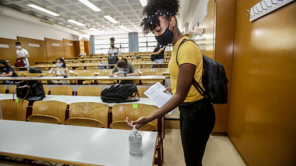 Alumna de Selectividad 2020 durante la convocatoria extraordinaria de septiembre en la Universidad de Alicante