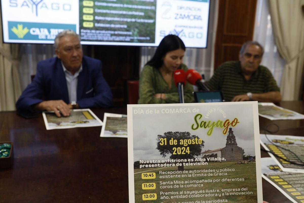 En primer plano, cartel promocional de los actos organizados para el Día de Sayago