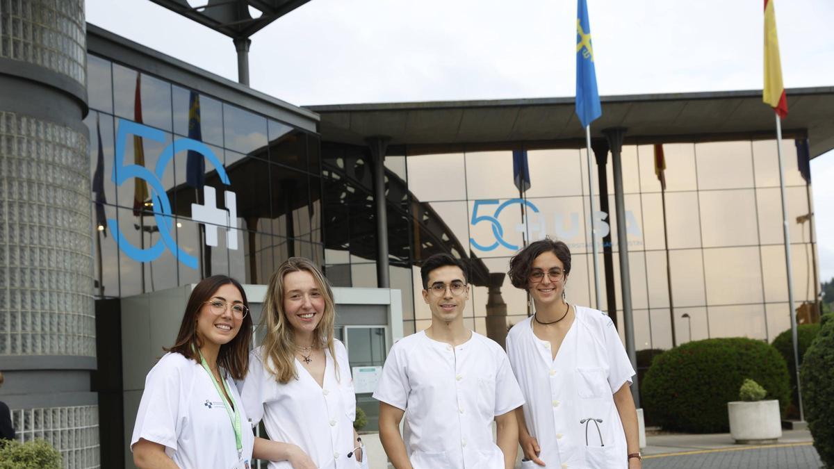 De izquierda a derecha, Pilar Andreu, Lucía Gimeno, Carlos Diz y Julieta Dix, en la puerta principal del Hospital Universitario San Agustín (HUSA)