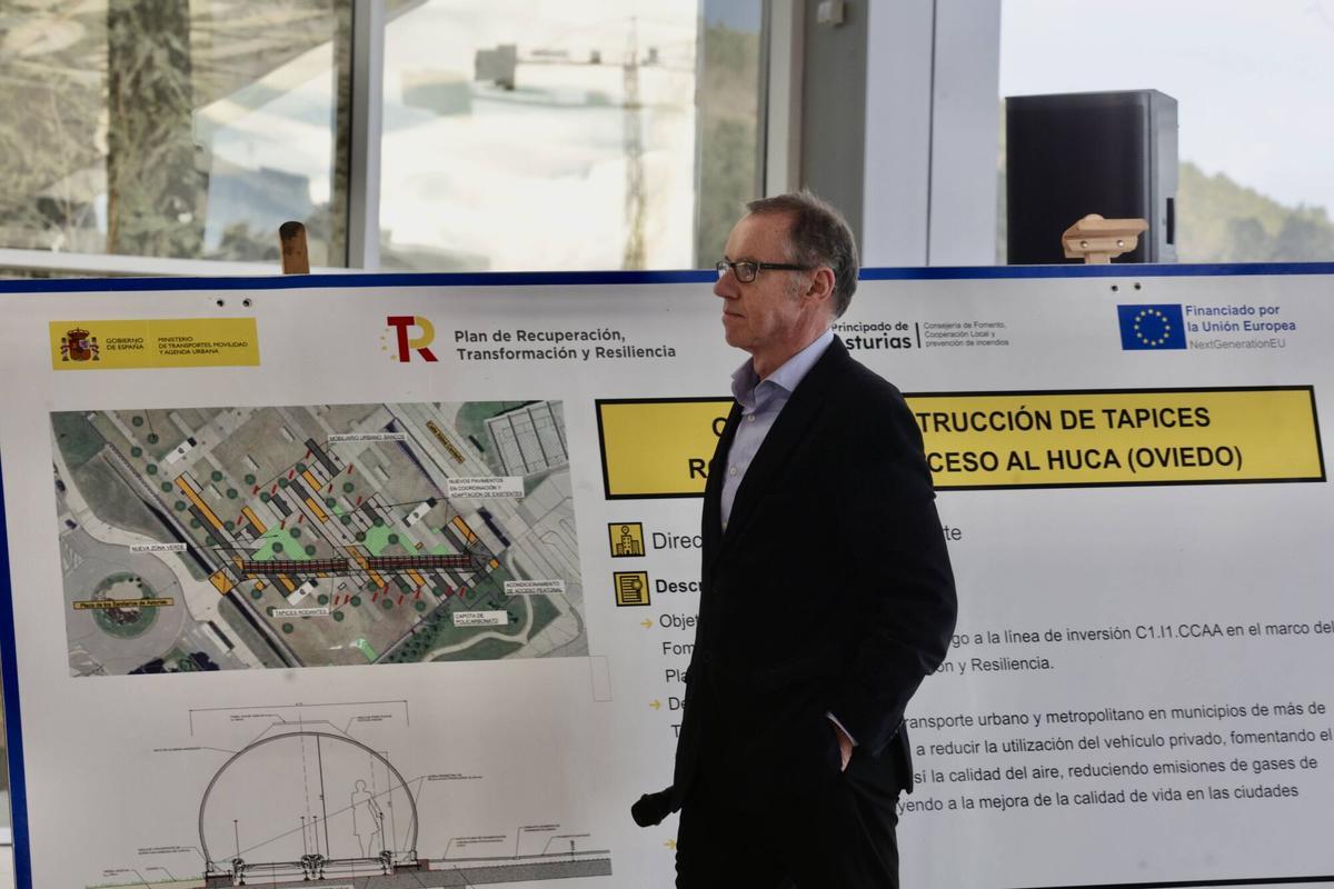 Barbón inaugura los pasillos rodantes  del HUCA y la nueva parada de autobús del hospital.